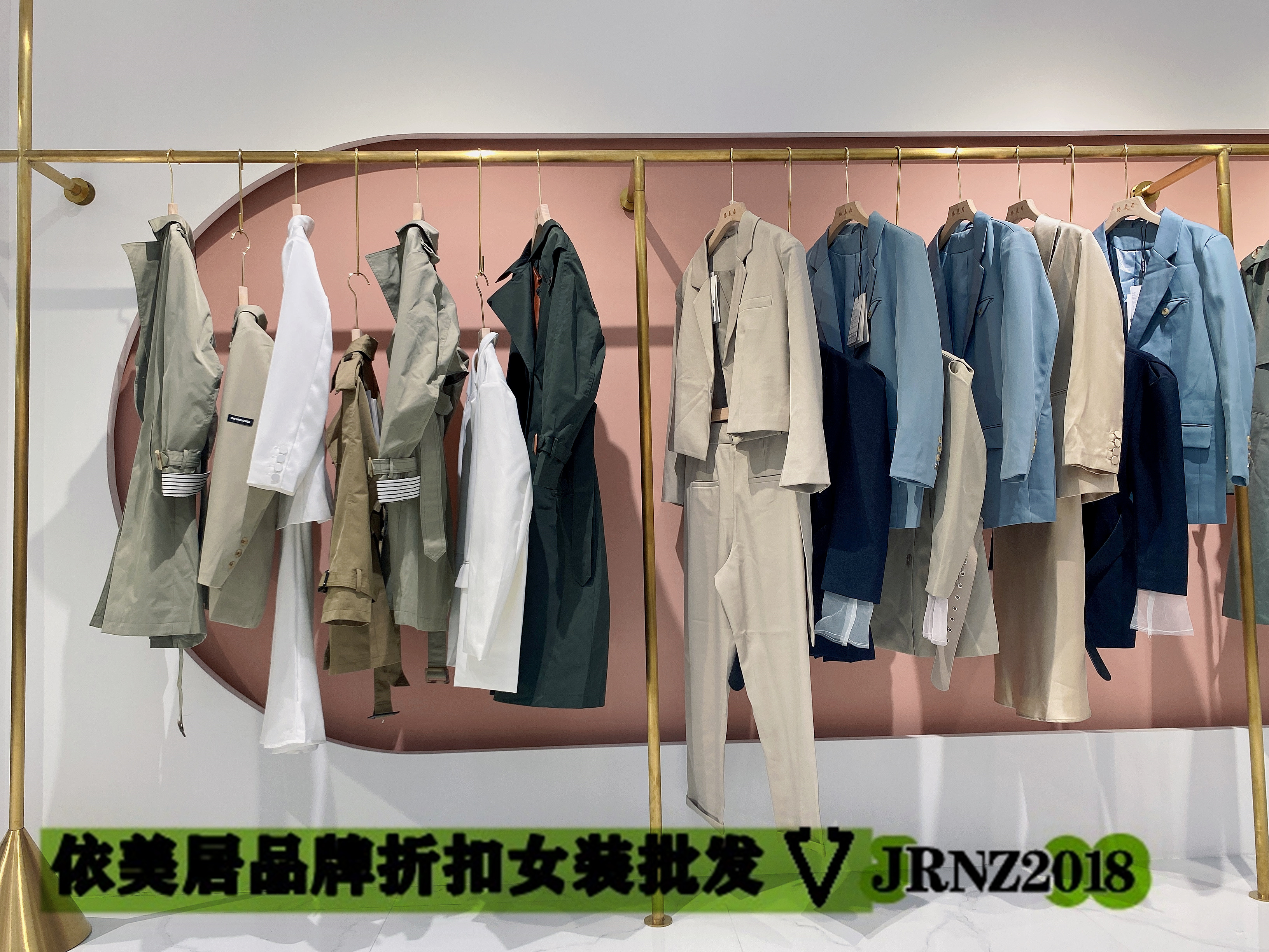 女裝實體店如何尋找合適的服裝尾貨批發(fā)市場進貨？