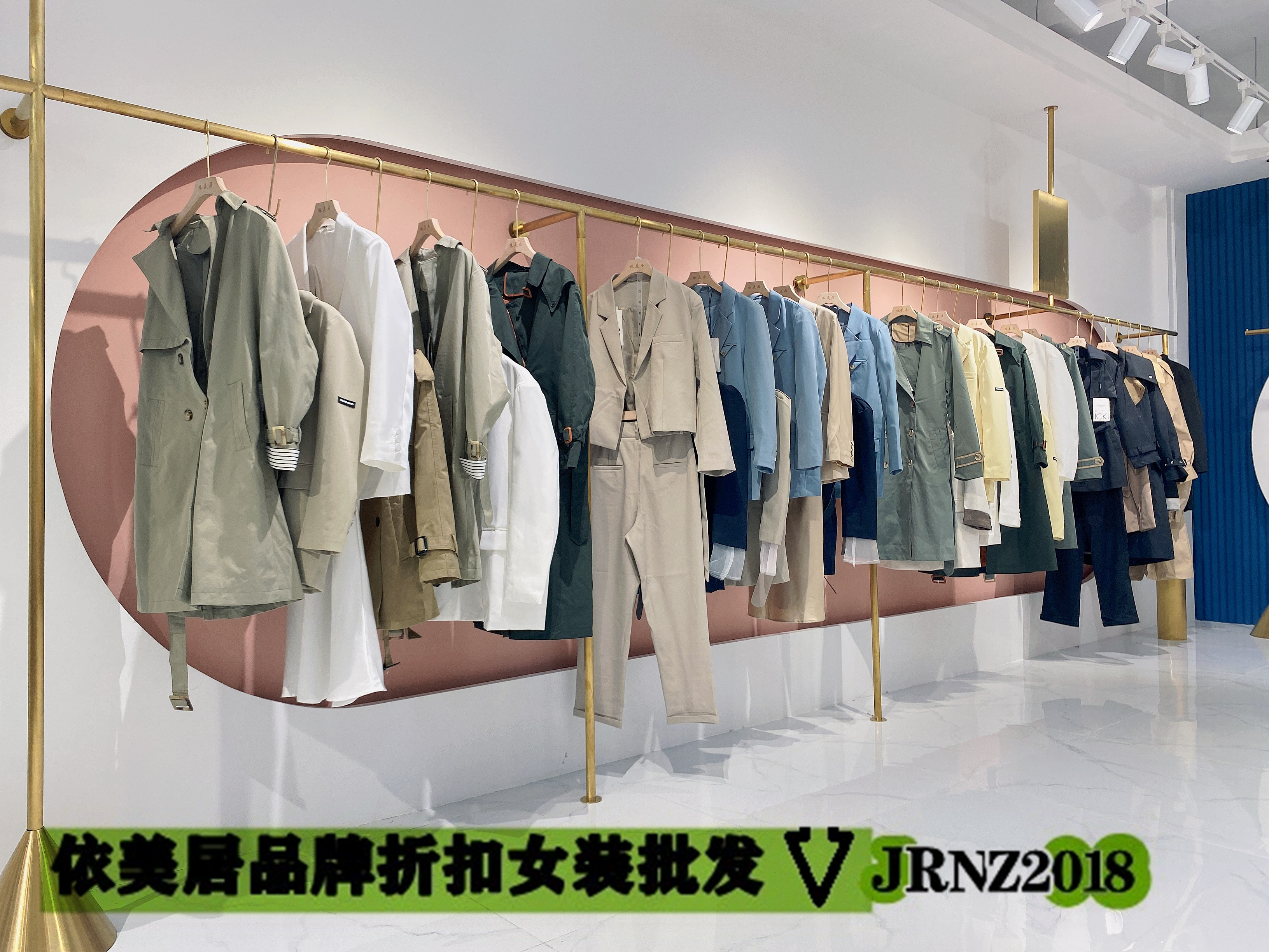 女裝實體店如何尋找合適的服裝尾貨批發(fā)市場進貨？