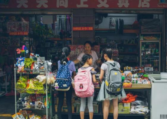 進(jìn)口零食店進(jìn)貨渠道在哪里（零食店進(jìn)貨渠道在哪里做）