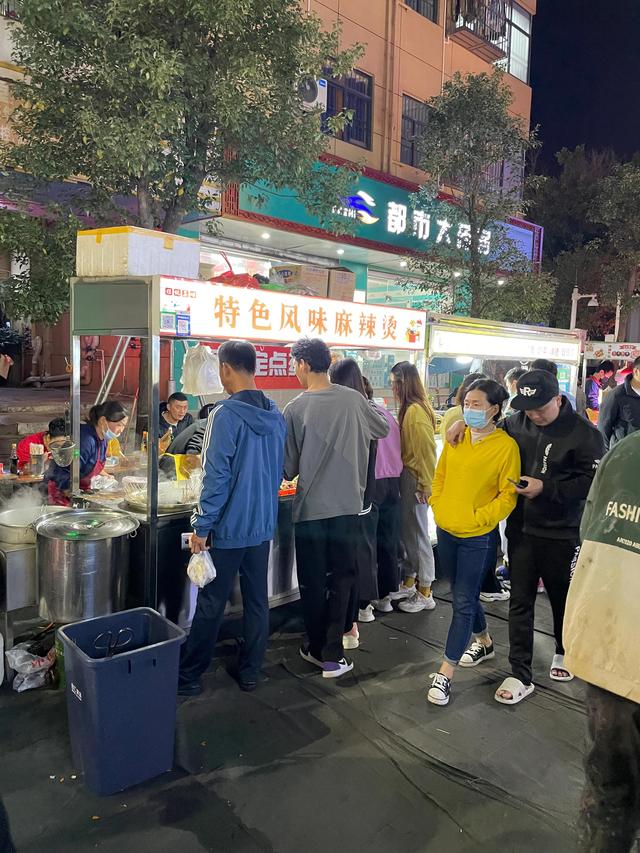 深圳十大夜市地?cái)傄粋€(gè)月多少錢（深圳十大夜市地?cái)傄粋€(gè)月多少平）