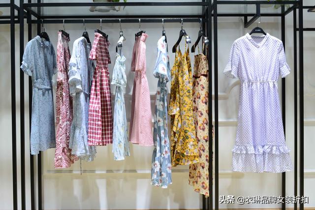 我想開個服裝店怎么找貨源呢，我想開個服裝店怎么找貨源呢視頻