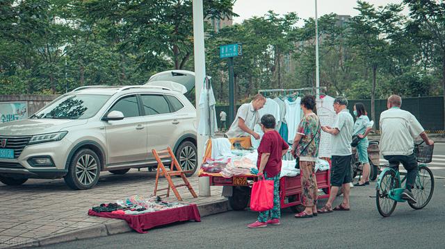 地?cái)偨?jīng)濟(jì)的好處作文，關(guān)于地?cái)偨?jīng)濟(jì)的看法作文800字？