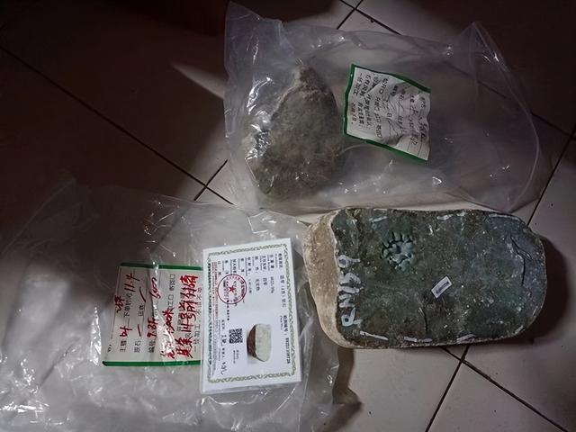 拼多多買的玉石料是真的嗎，拼多多上買翡翠原石是真的嗎？